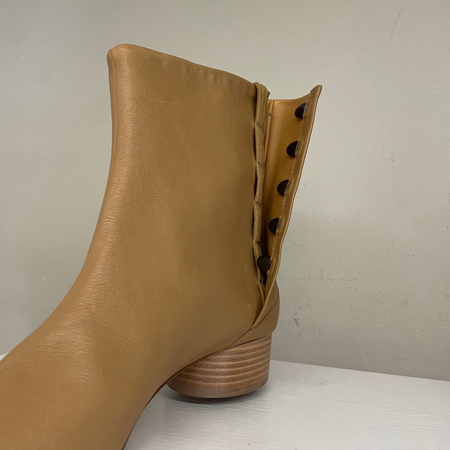 Stivaletti Tabi Maison Margiela chiusura con ganci