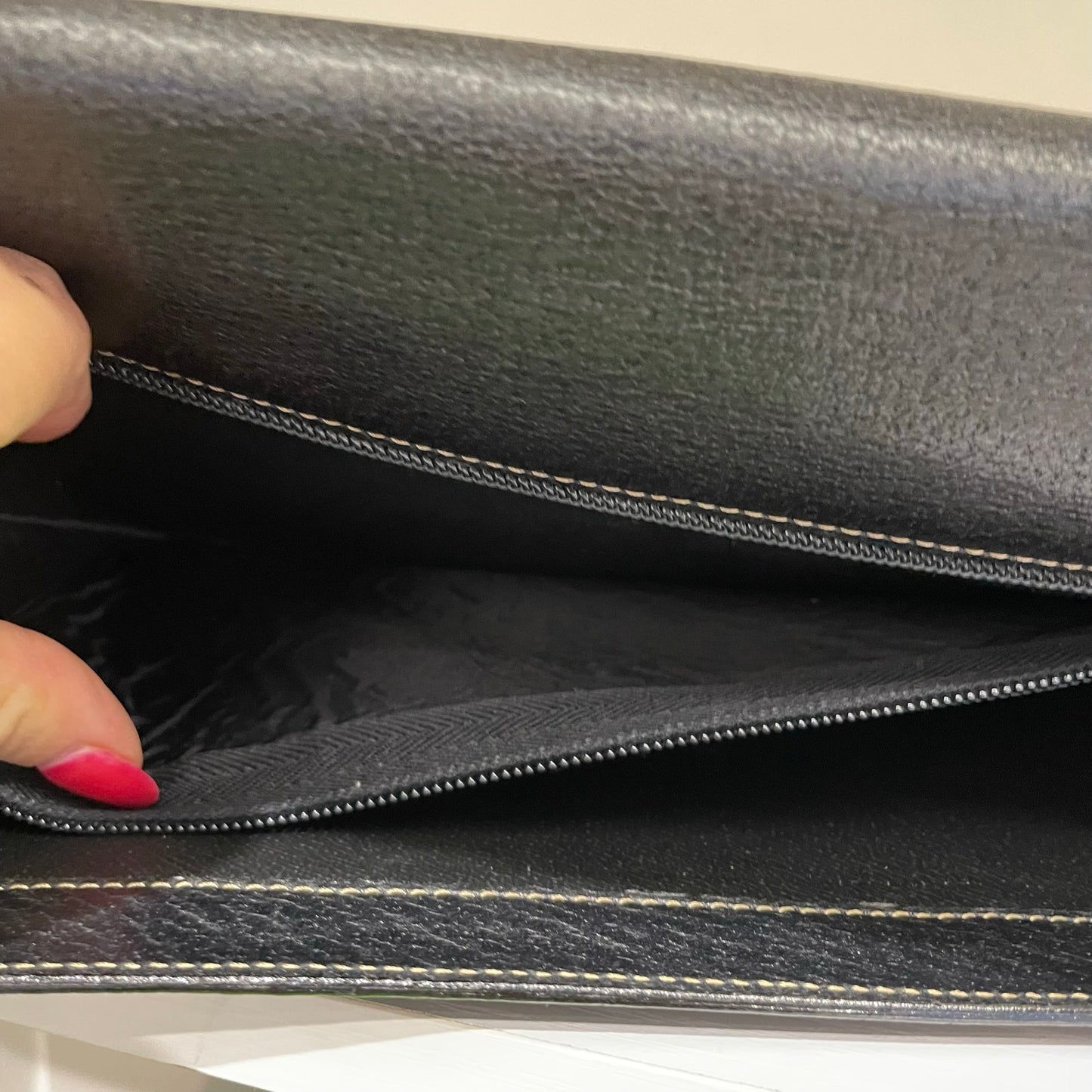 Pochette vintage Moschino By Redwall in vera pelle con dettaglio bambù metallico. Dettaglio interno