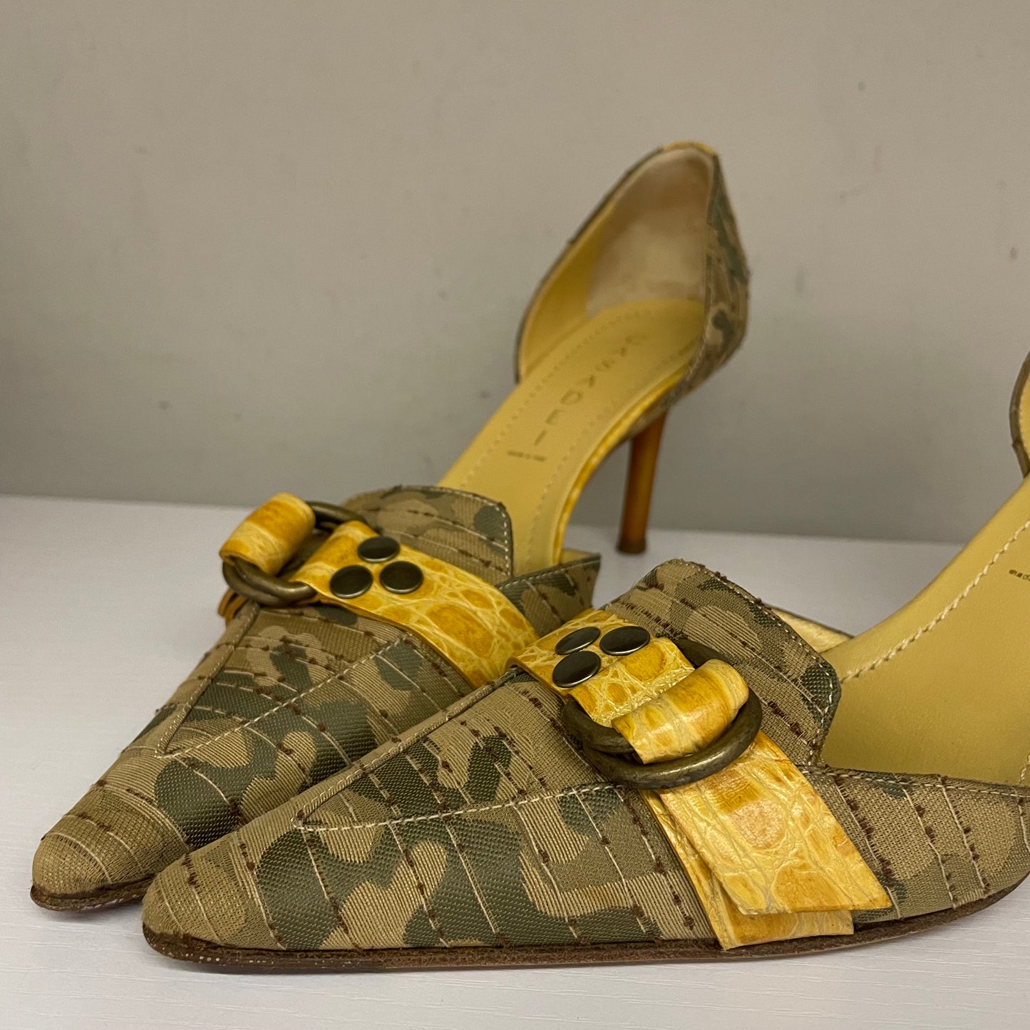 <span style="vertical-align: inherit;">Décolleté Casadei in tela camouflage e dettagli in pelle color ocra. </span><span style="vertical-align: inherit;">Punta pronunciata</span>