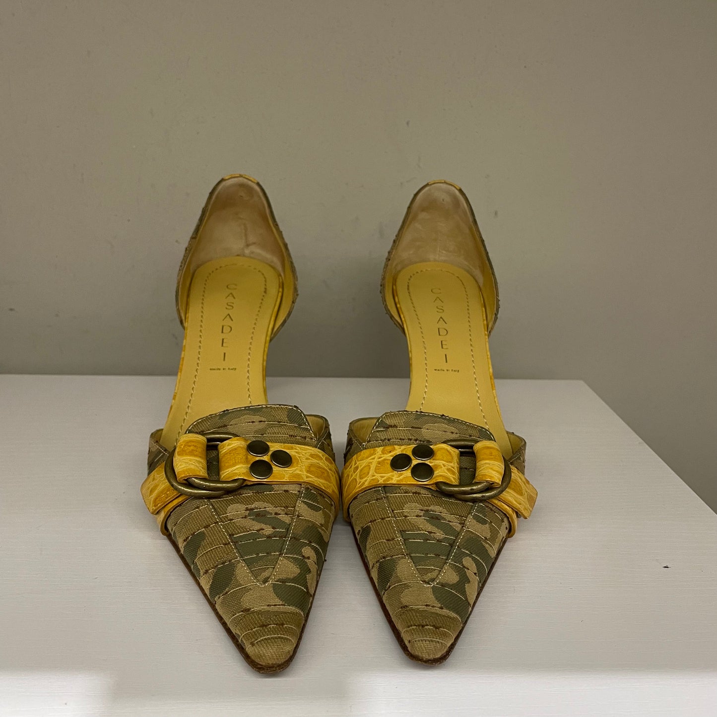 Décolleté Casadei in tela camouflage e dettagli in pelle color ocra. Punta pronunciata