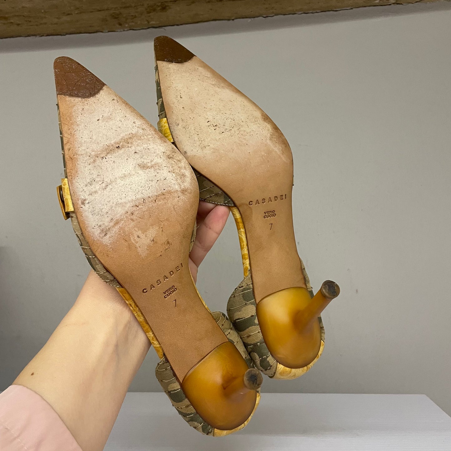 Suola Décolleté Casadei in tela camouflage e dettagli in pelle color ocra. Punta pronunciata
