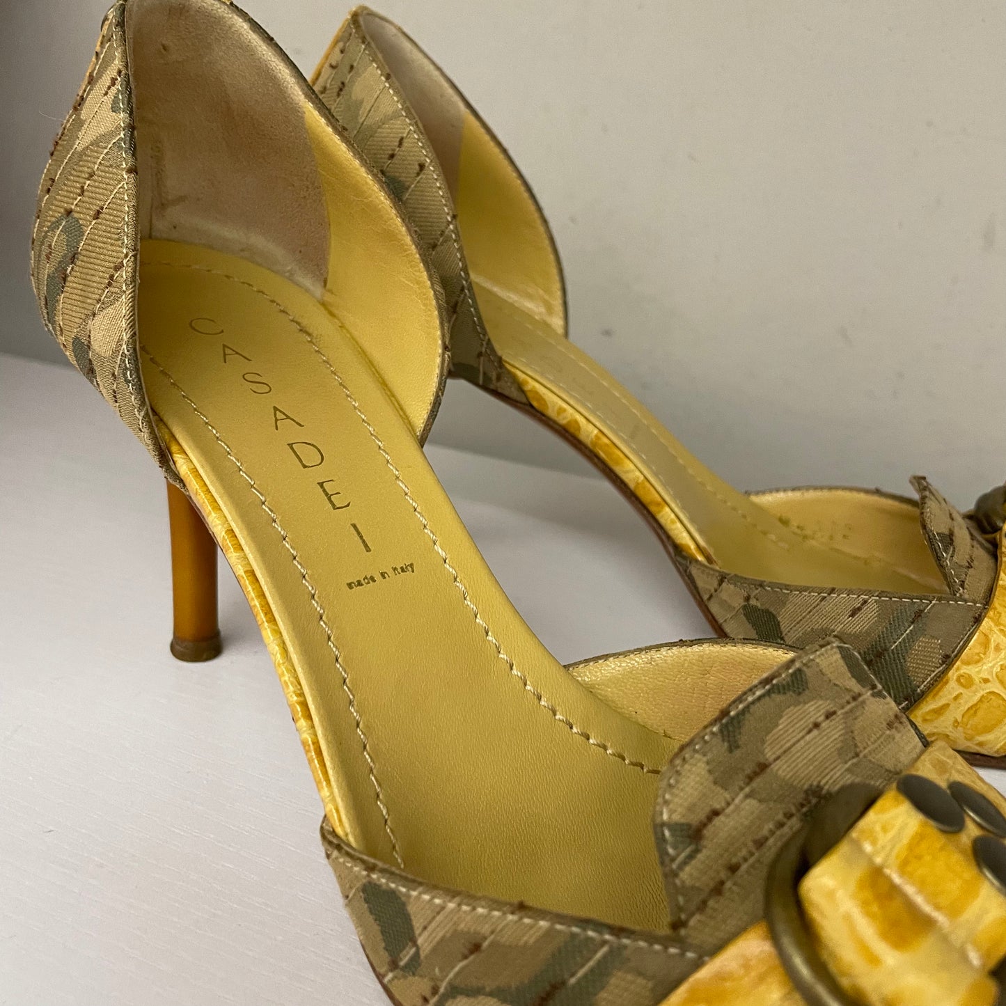Interno Décolleté Casadei in tela camouflage e dettagli in pelle color ocra. Punta pronunciata