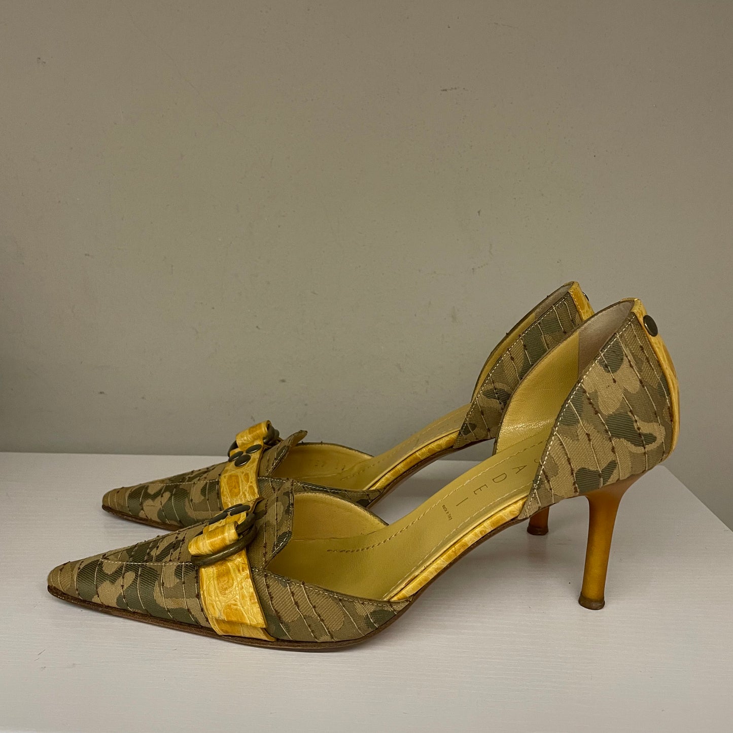 Décolleté Casadei in tela camouflage e dettagli in pelle color ocra. Punta pronunciata