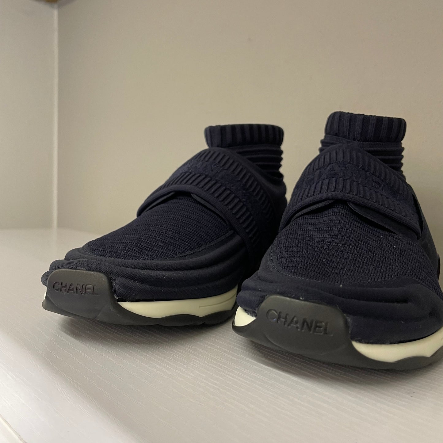 Sneakers alte in maglia a calzino, colore blu dettagli bianchi e neri CHANEL