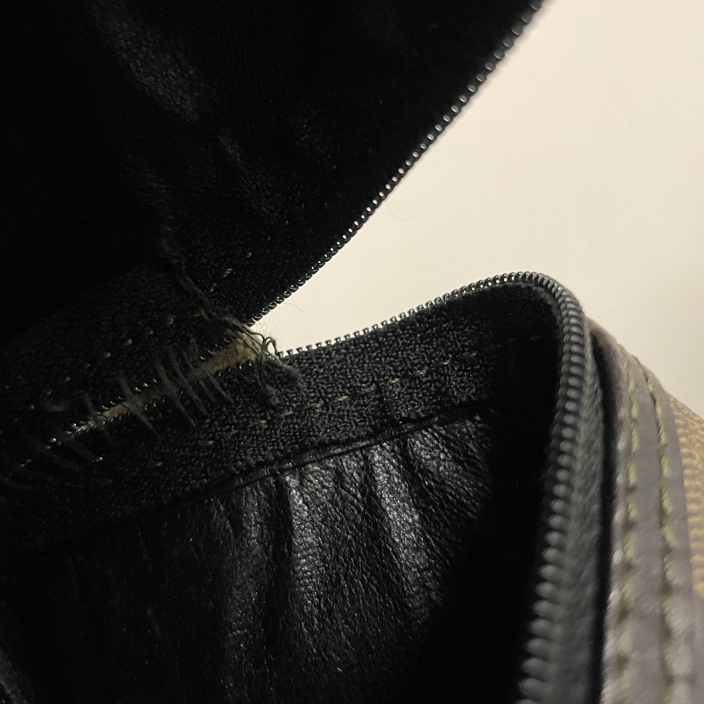 Beauty FENDI vintage in tela motivo righe. Dettaglio piccola usura interna