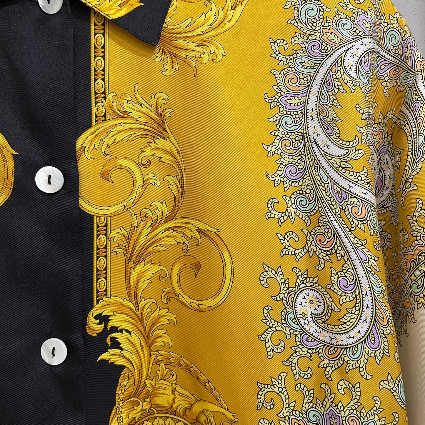 <span style="vertical-align: inherit;">amicia Gianni Versace vintage, linea GV VERSATILE. </span><span style="vertical-align: inherit;">In 100% seta</span>