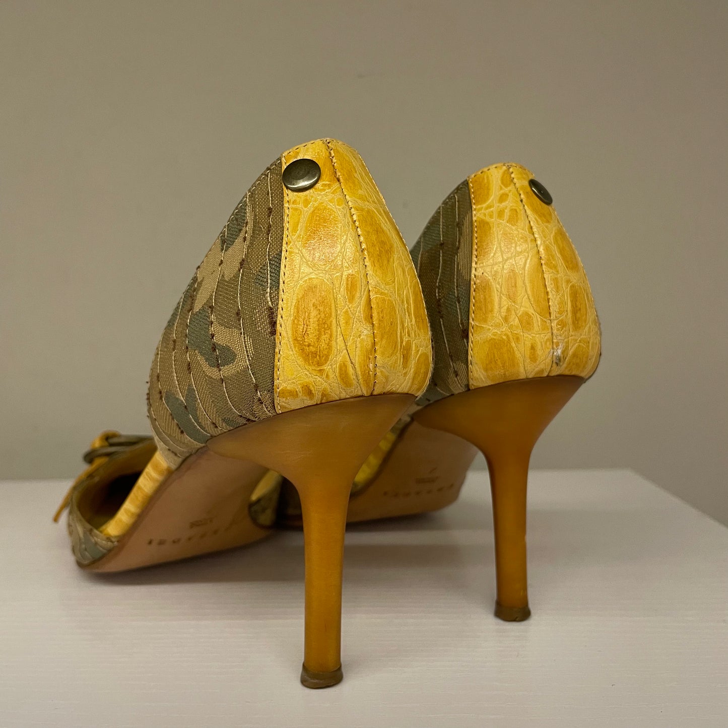Décolleté Casadei in tela camouflage e dettagli in pelle color ocra. Punta pronunciata