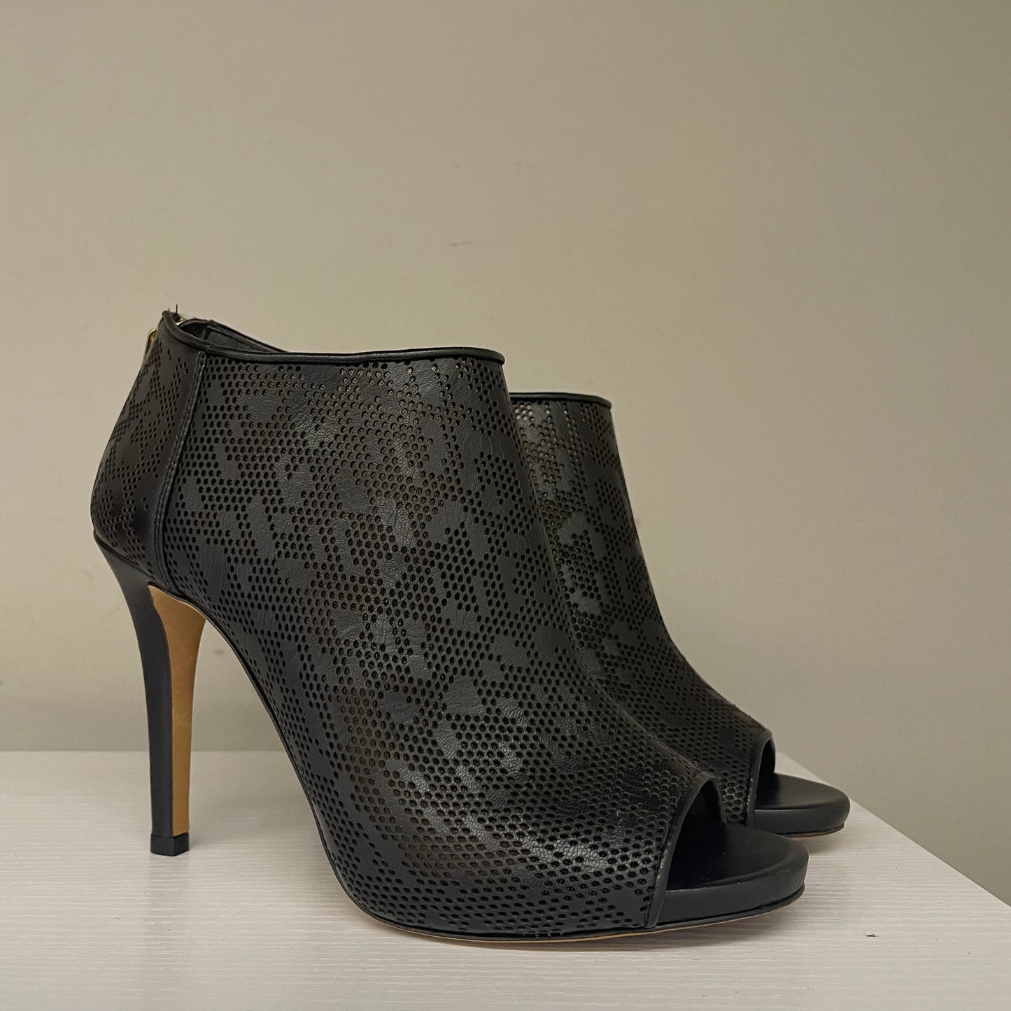 Tronchetto open toe Jimmy Choo in pelle nera lavorata a giorno