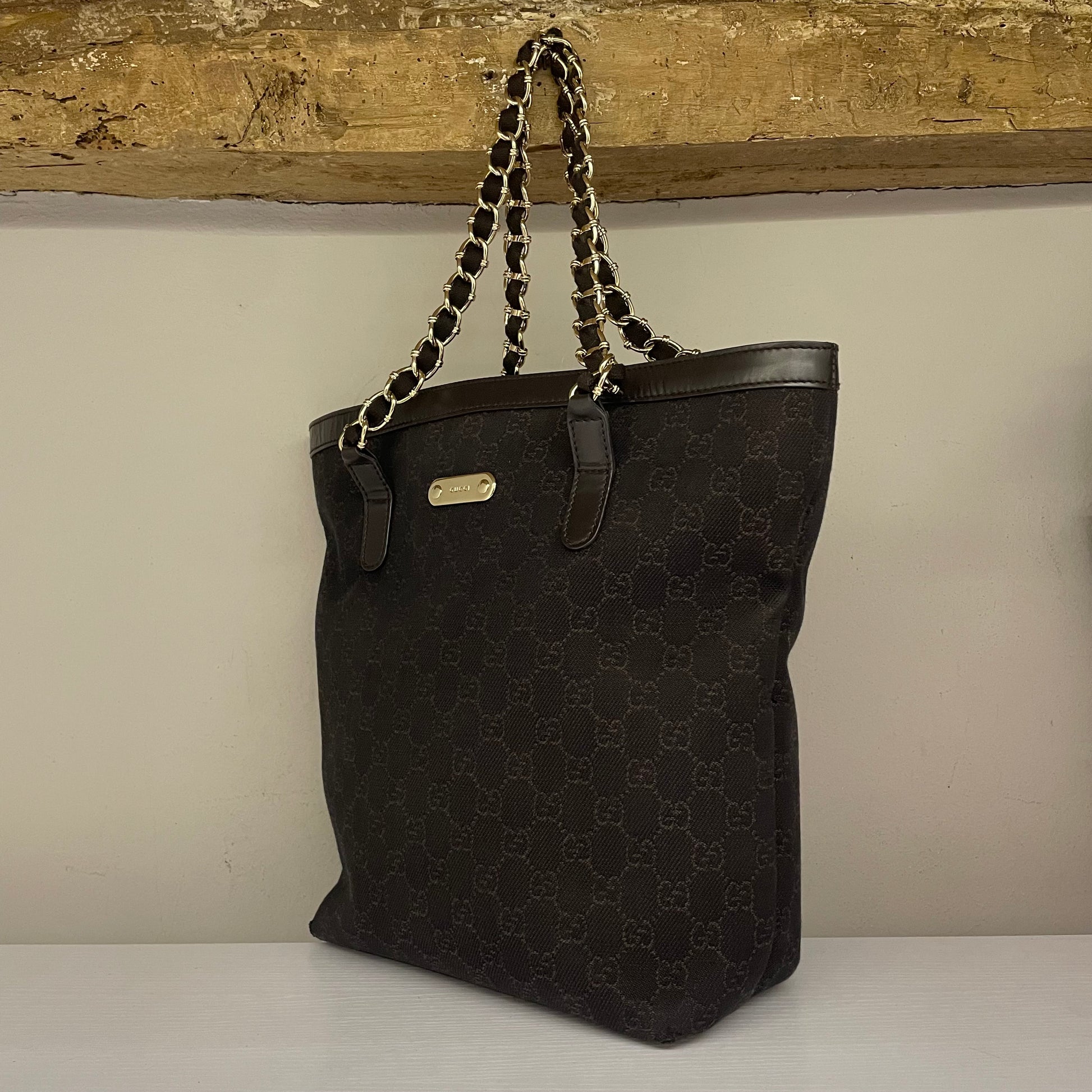 Tote bag GUCCI Tom Ford vintage in canvas monogram GG e pelle marrone Dettagli in pelle marrone scuro. Doppi manici catena intrecciata.