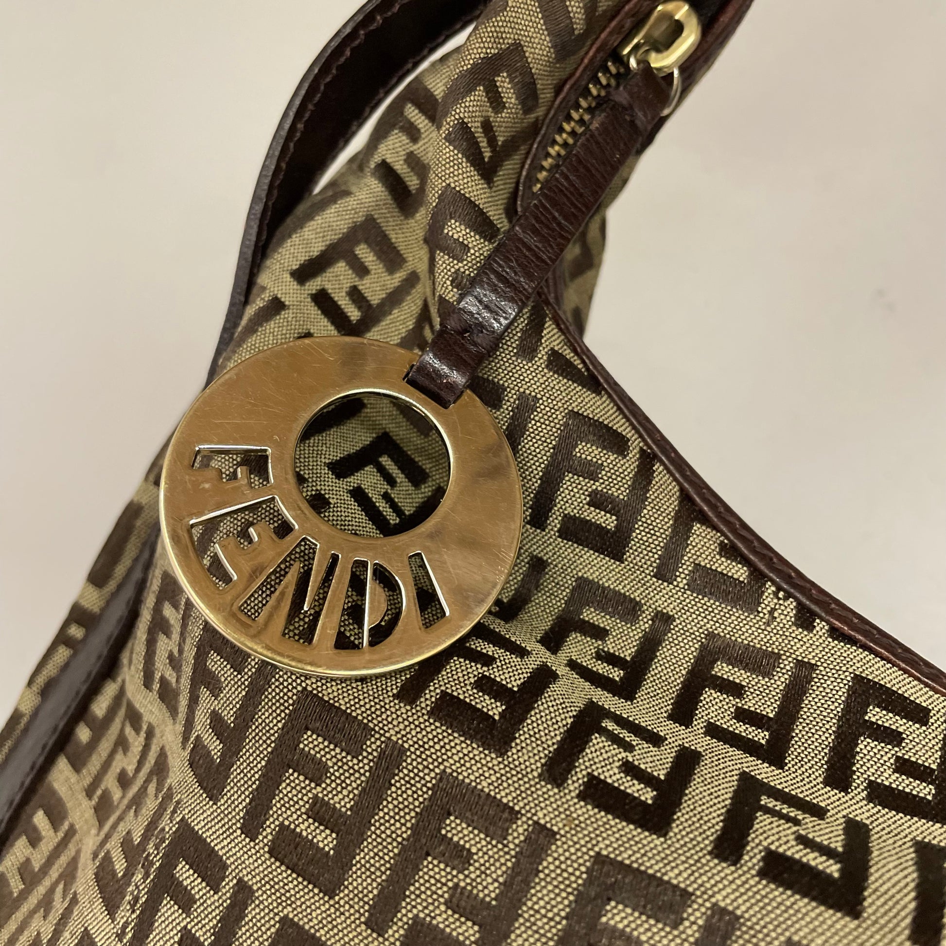 Borsa a spalla Fendi vintage zucchino marrone e beige dettaglio charm