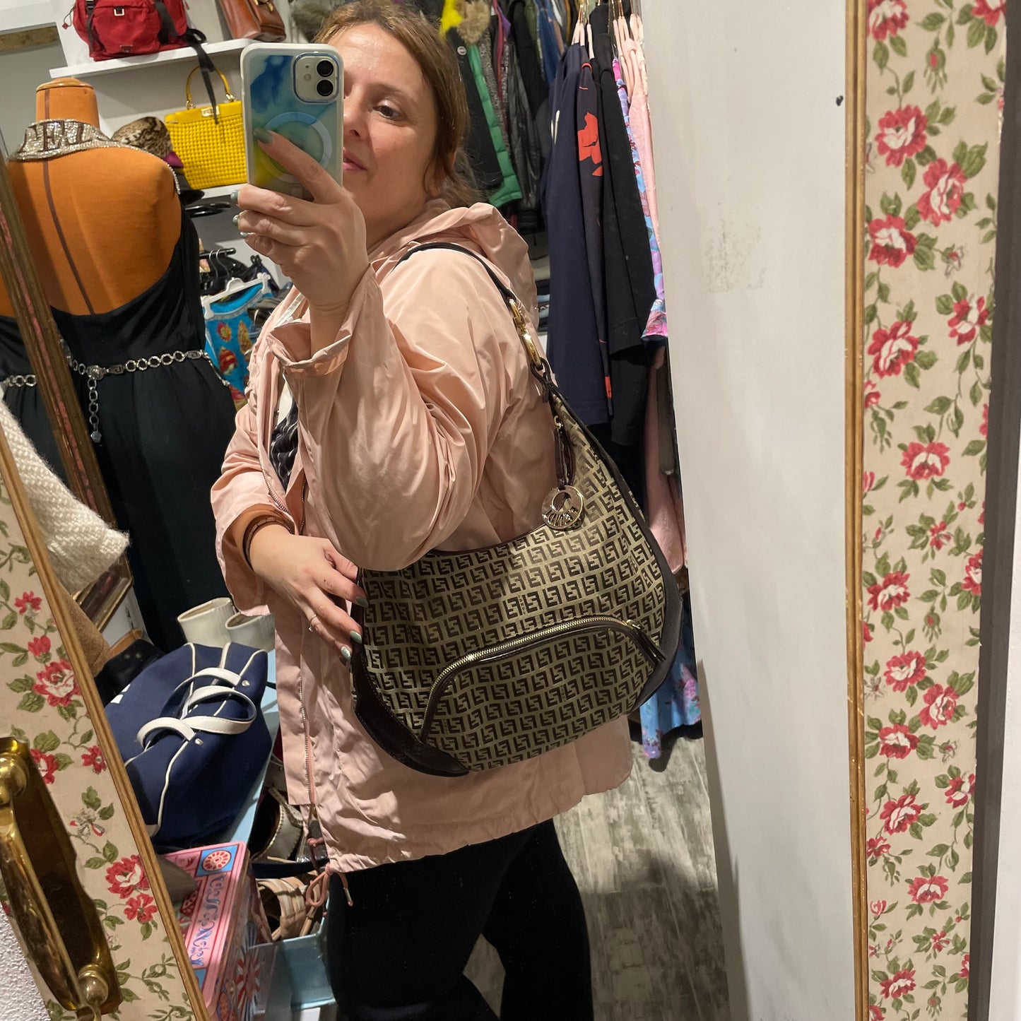 Borsa a spalla Fendi vintage zucchino marrone e beige indossata 