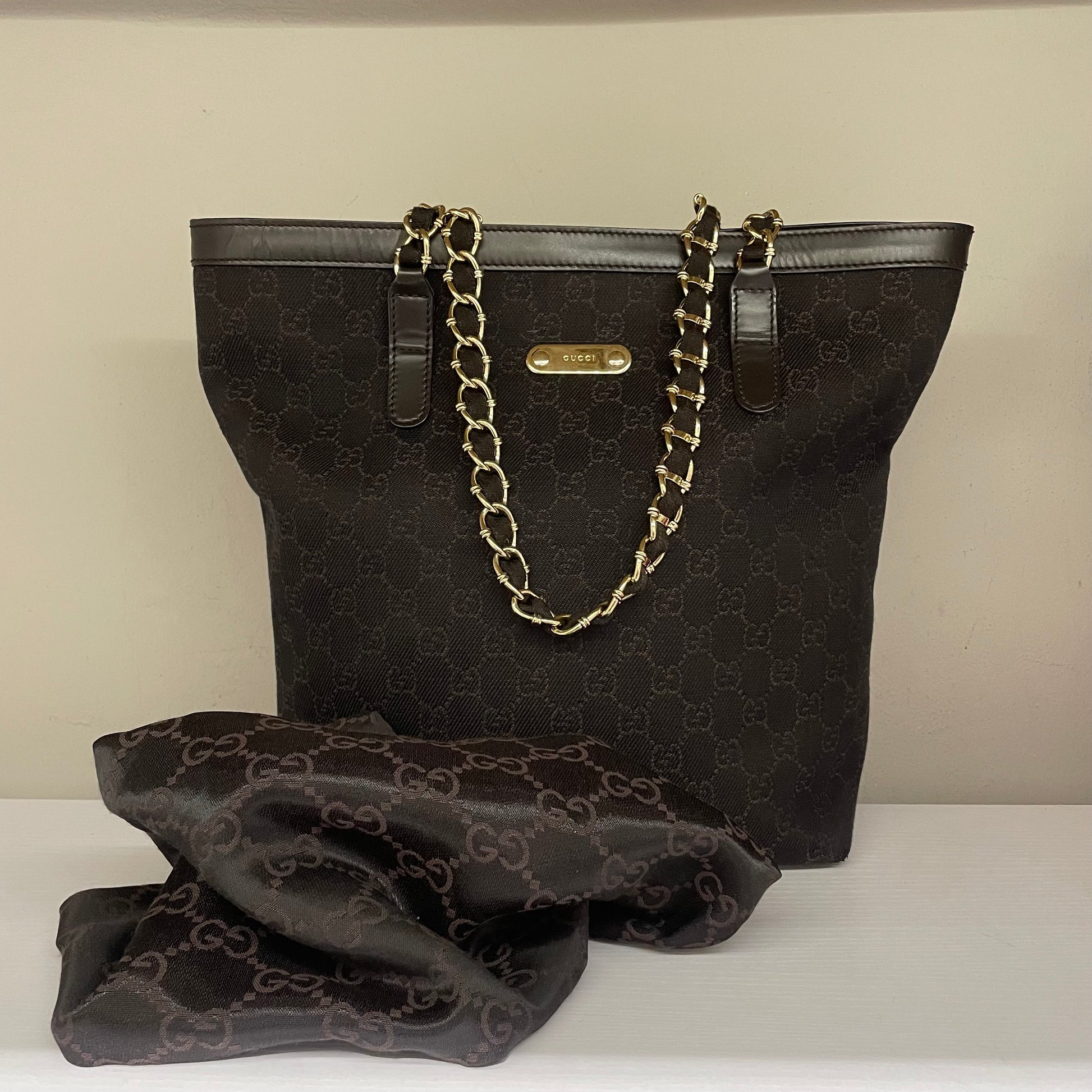 Tote bag GUCCI Tom Ford vintage in canvas monogram GG e pelle marrone Dettagli in pelle marrone scuro. Doppi manici catena intrecciata.