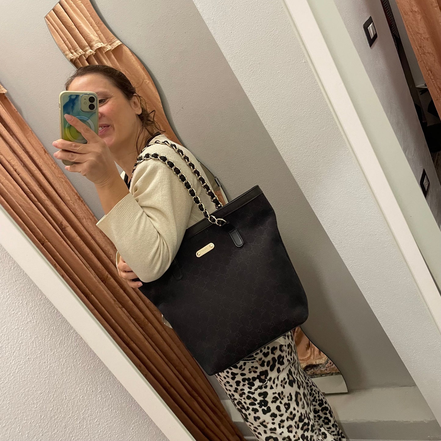 Tote bag GUCCI Tom Ford vintage in canvas monogram GG e pelle marrone Dettagli in pelle marrone scuro. Doppi manici catena intrecciata. Indossata 