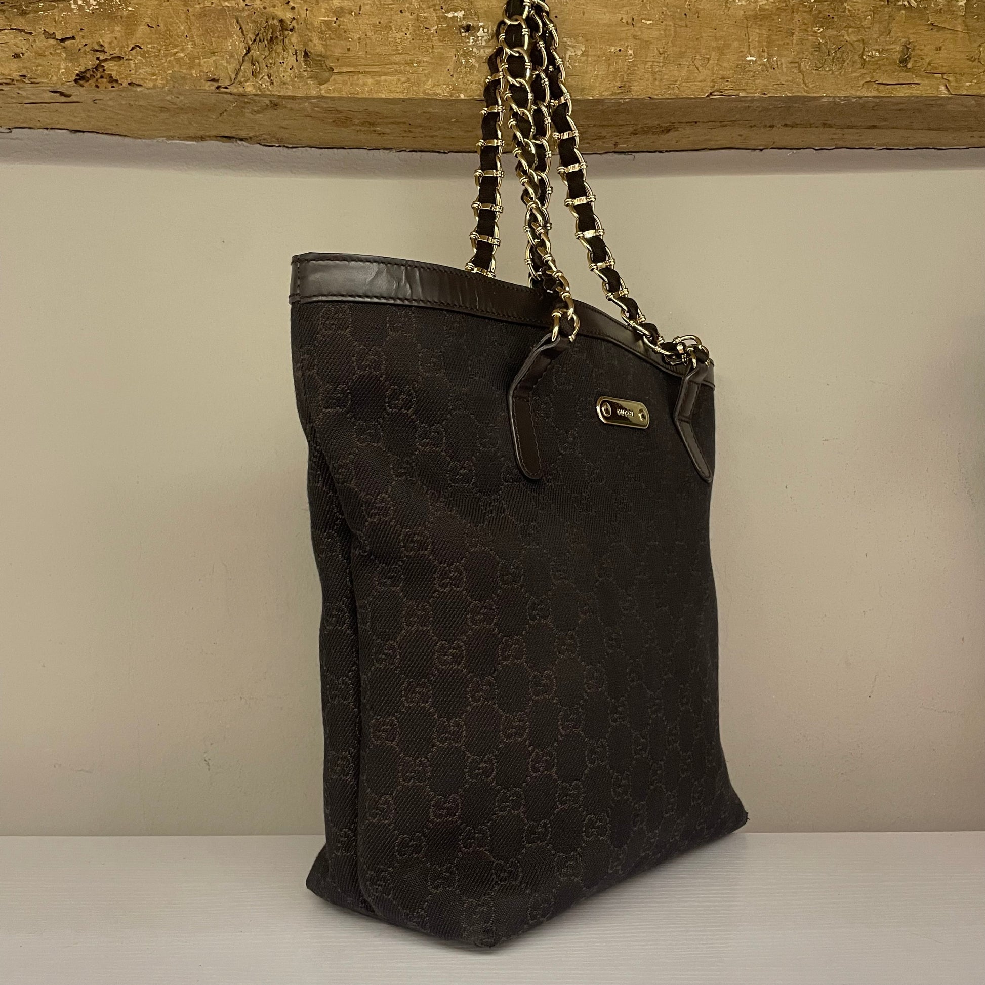 Tote bag GUCCI Tom Ford vintage in canvas monogram GG e pelle marrone Dettagli in pelle marrone scuro. Doppi manici catena intrecciata.