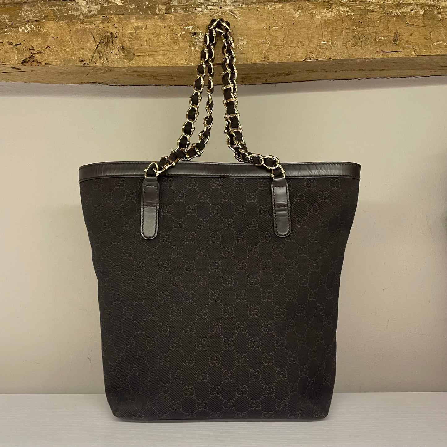 Tote bag GUCCI Tom Ford vintage in canvas monogram GG e pelle marrone Dettagli in pelle marrone scuro. Doppi manici catena intrecciata.