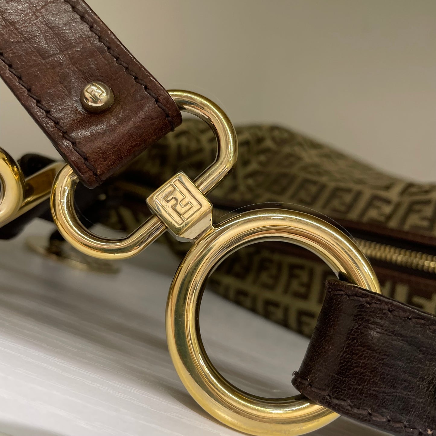 Borsa a spalla Fendi vintage zucchino marrone e beige dettaglio FF