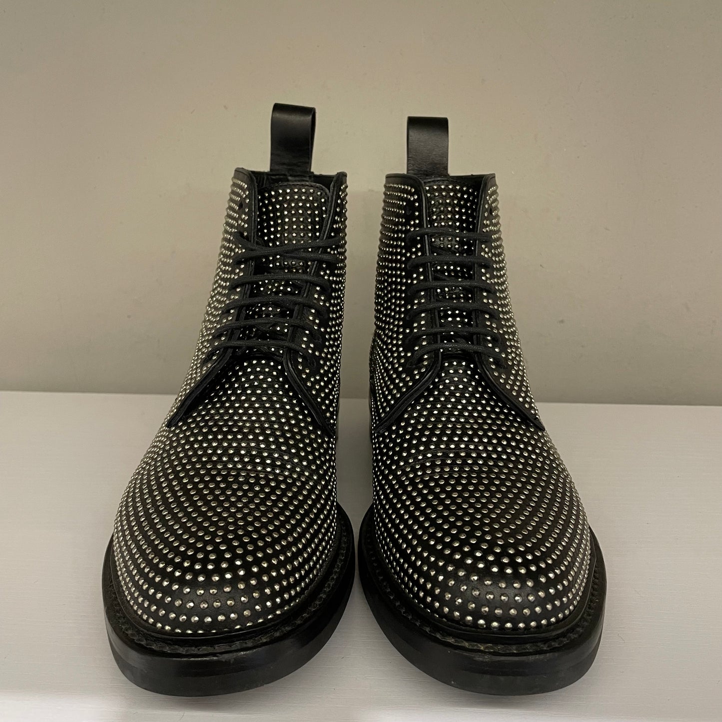 Anfibi Saint Laurent in pelle nera e micro borchie