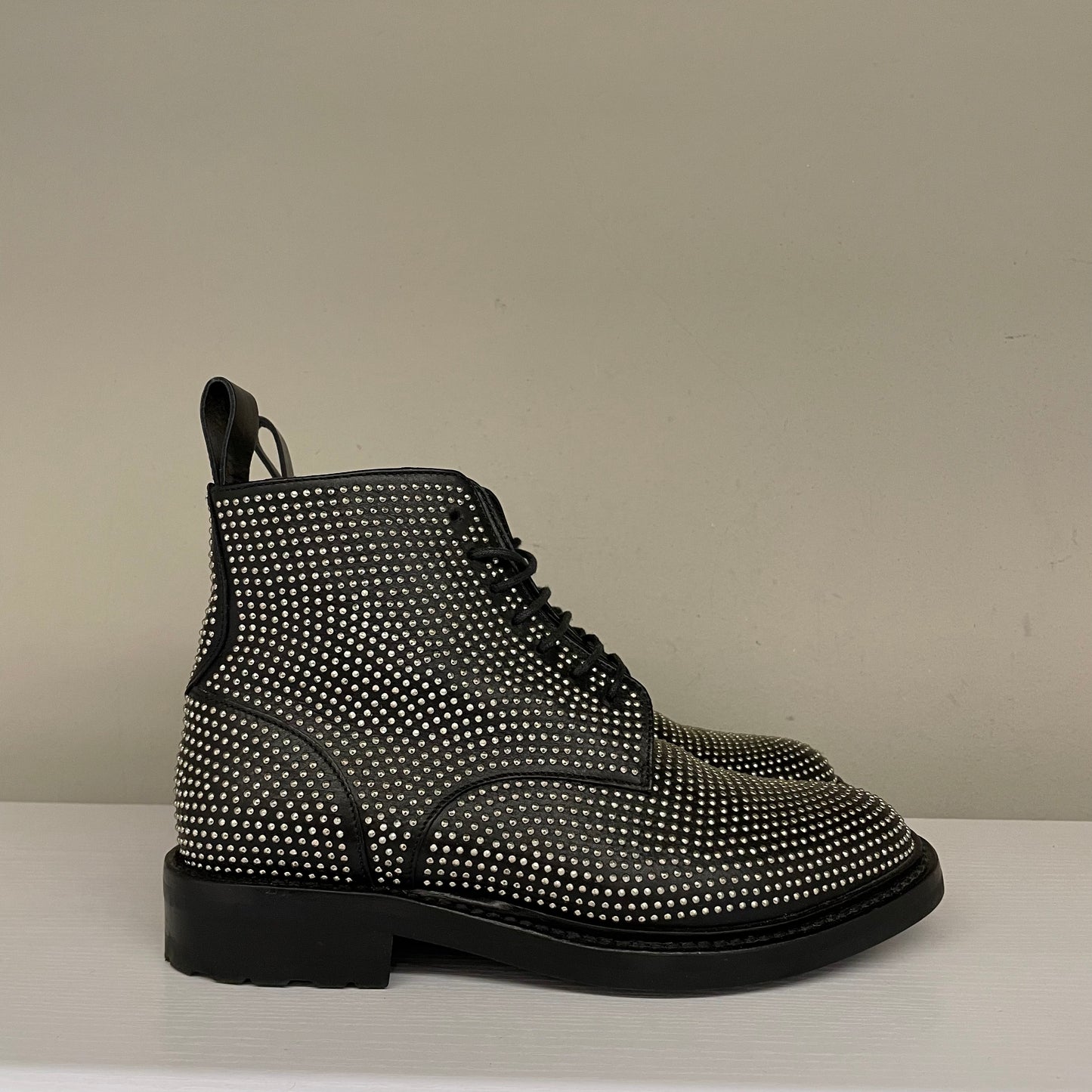 Anfibi Saint Laurent in pelle nera e micro borchie