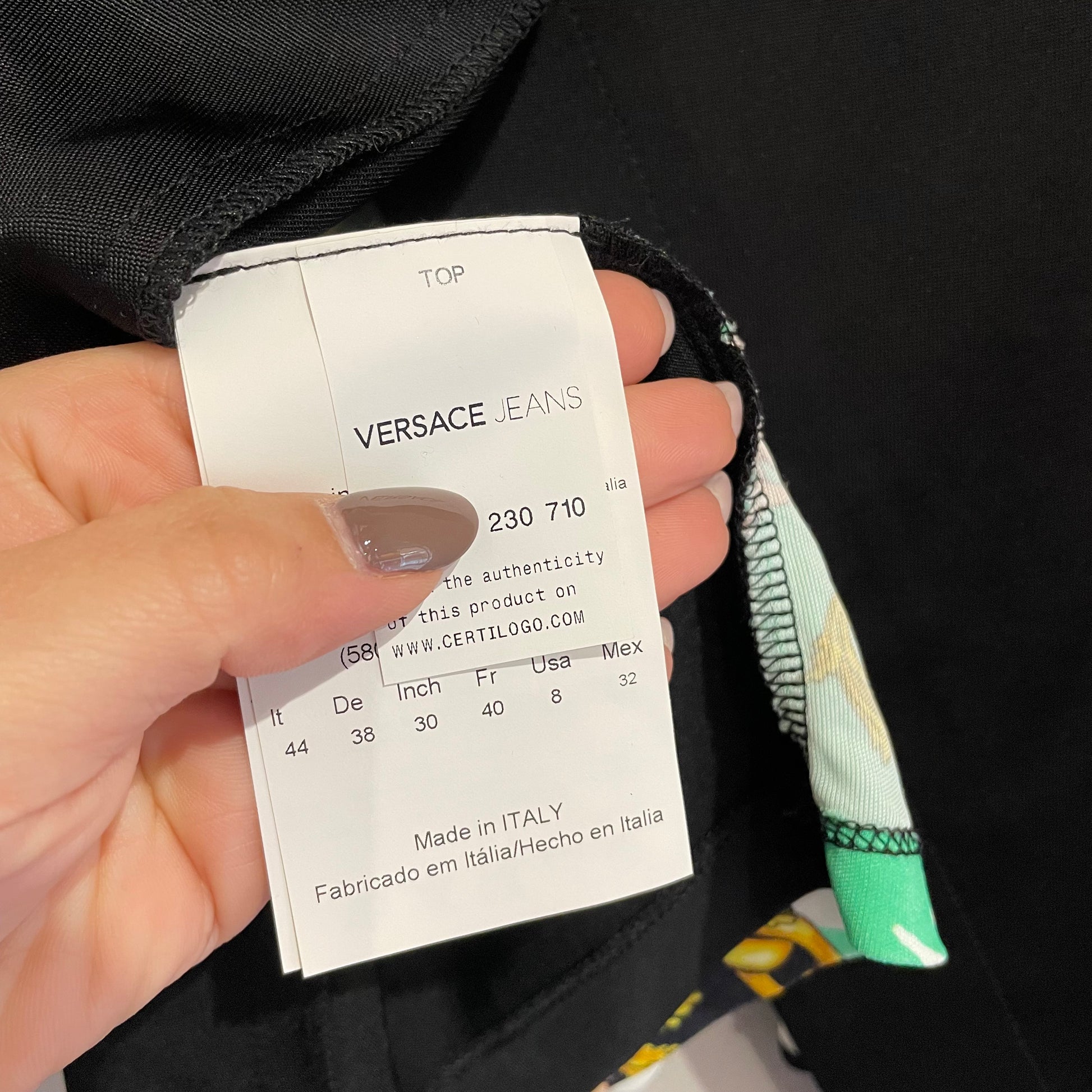Etichetta numero serie T-shirt Versace Jeans in jersey stampato con apertura sul dietro