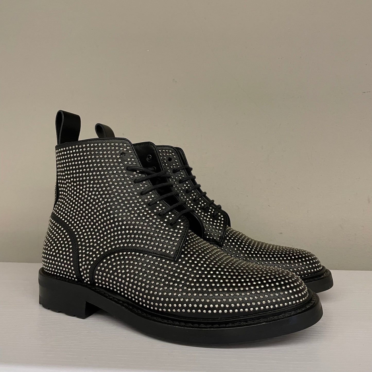 Anfibi Saint Laurent in pelle nera e micro borchie