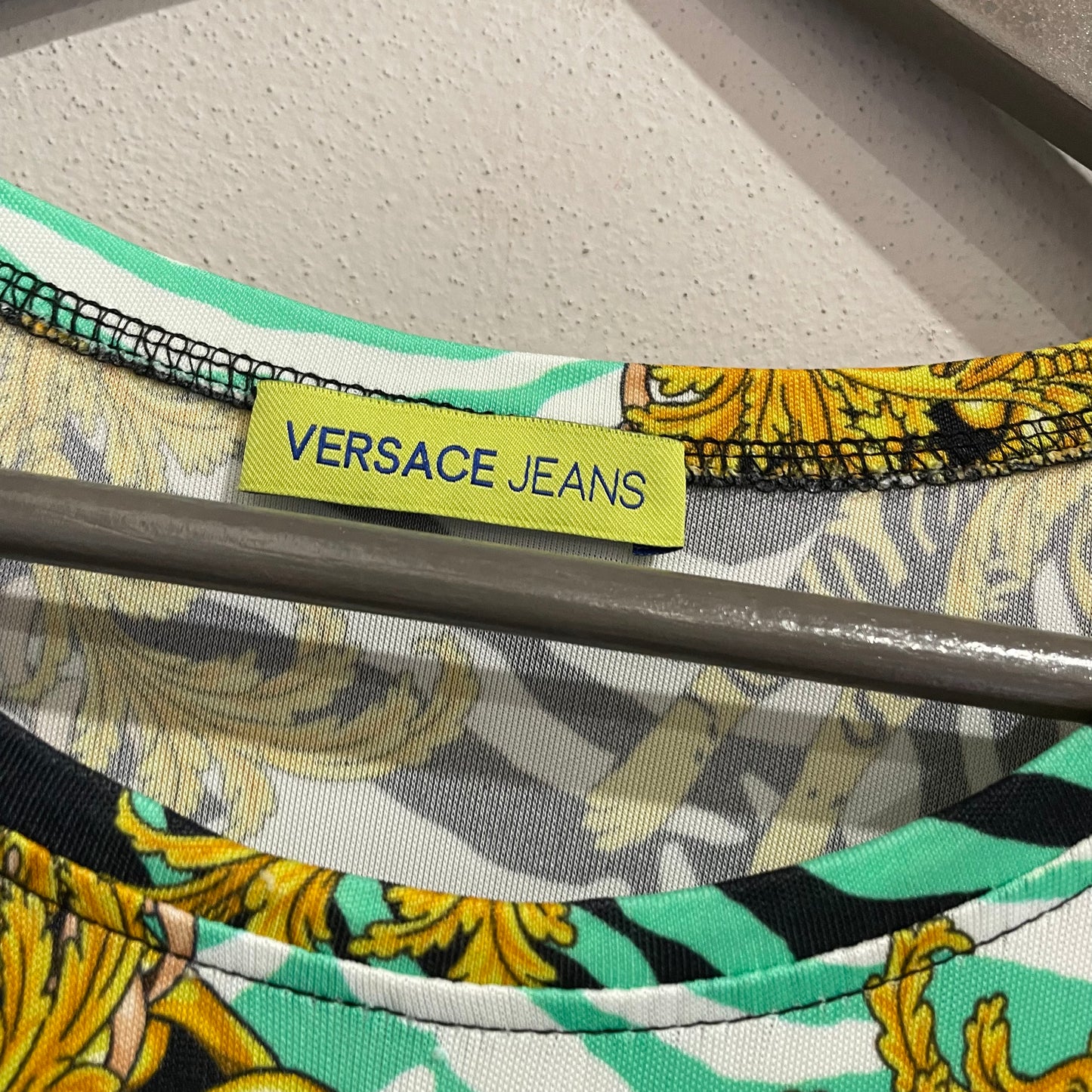 T-shirt Versace Jeans in jersey stampato con apertura sul dietro
