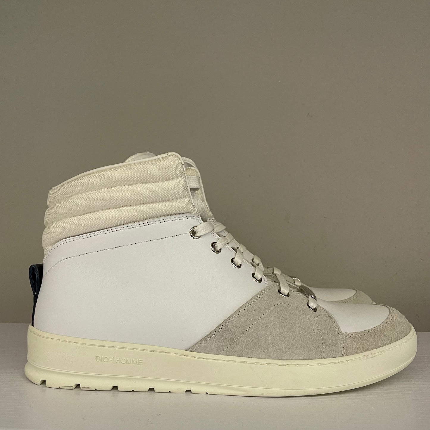 Sneakers alte Dior Homme in pelle bianca e suede grigio inserto nero CD sul tallone.Targhetta argento