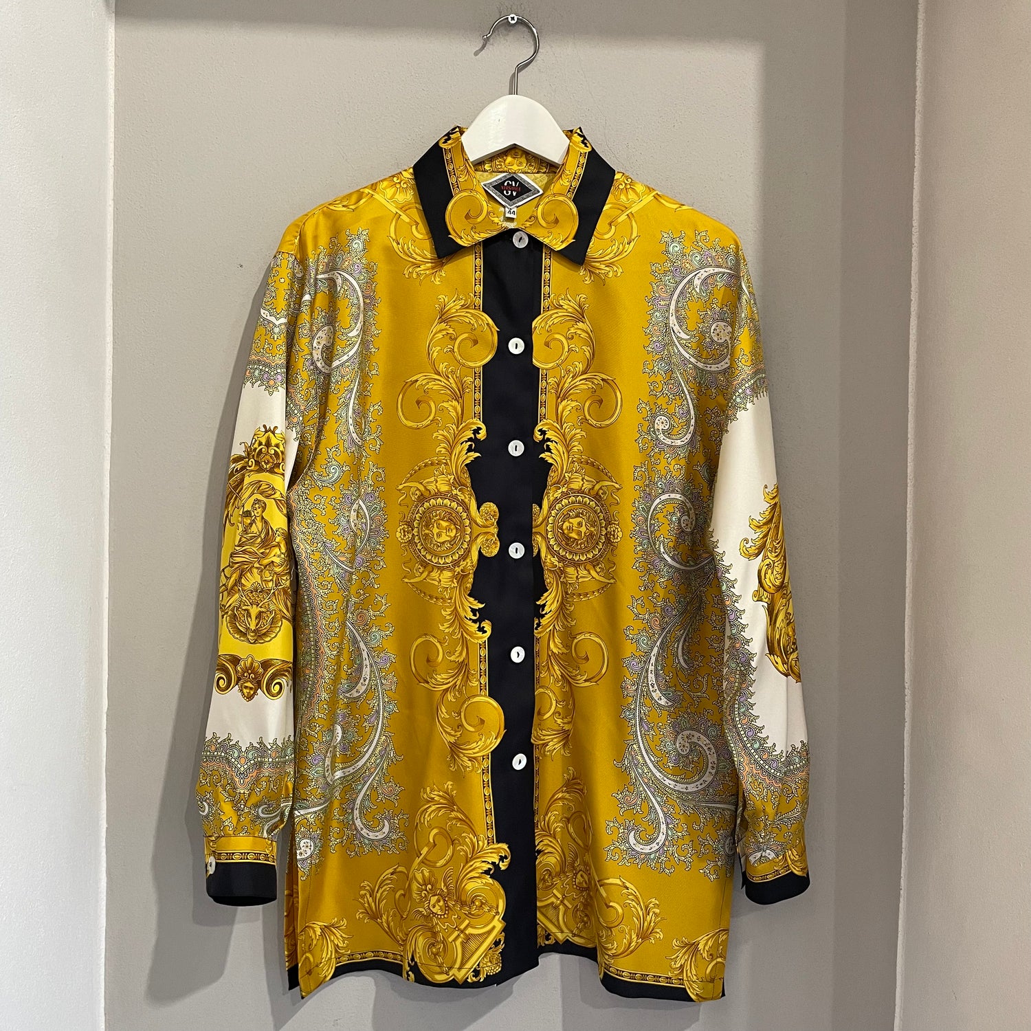 <span style="vertical-align: inherit;">amicia Gianni Versace vintage, linea GV VERSATILE. </span><span style="vertical-align: inherit;">In 100% seta</span>