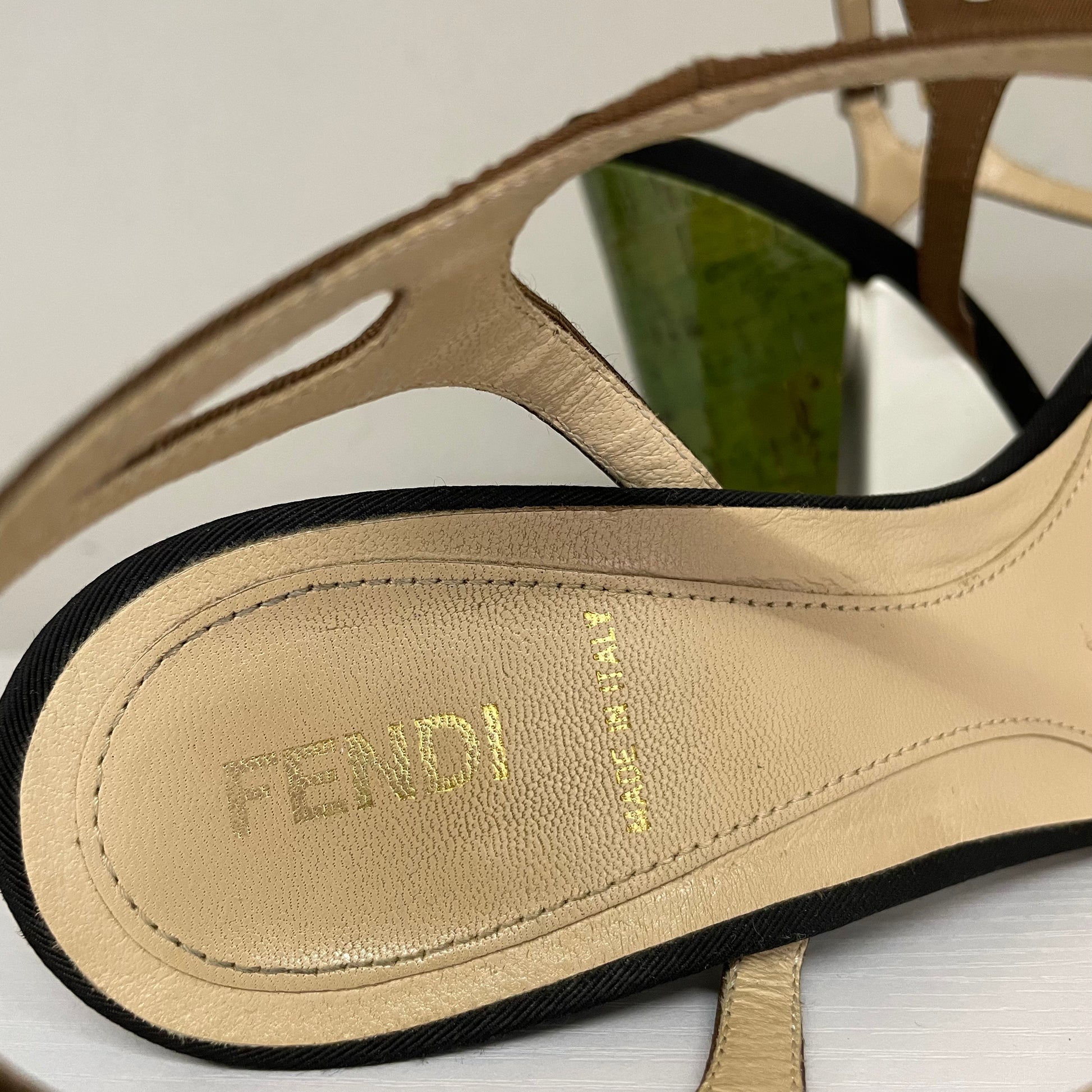 sandali Fendi pre-loved con tacco design effetto sughero, in pelle e tessuto. fascia anteriore bianca 