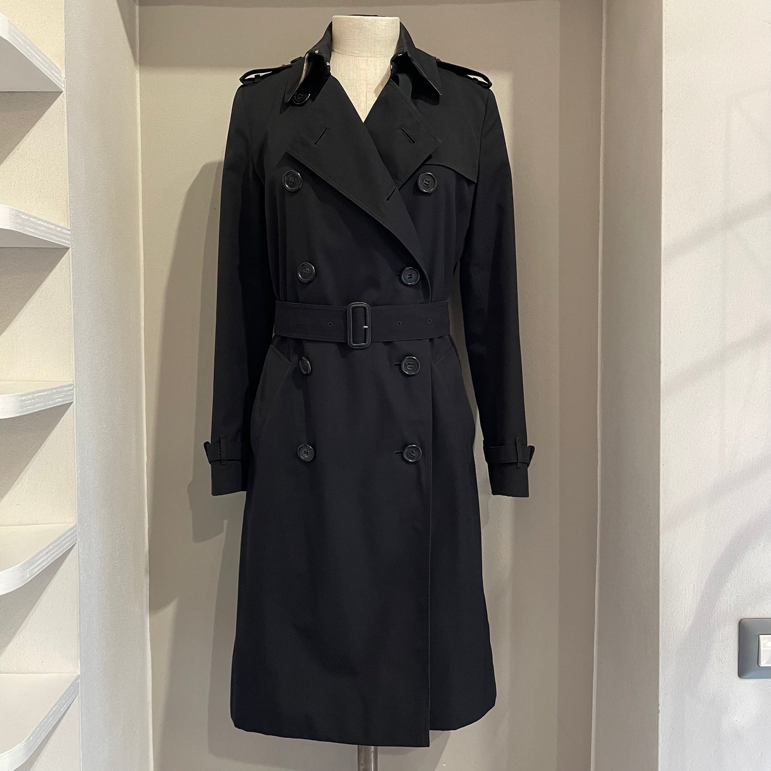 Trench Burberry London nero con fodera interna in tessuto check